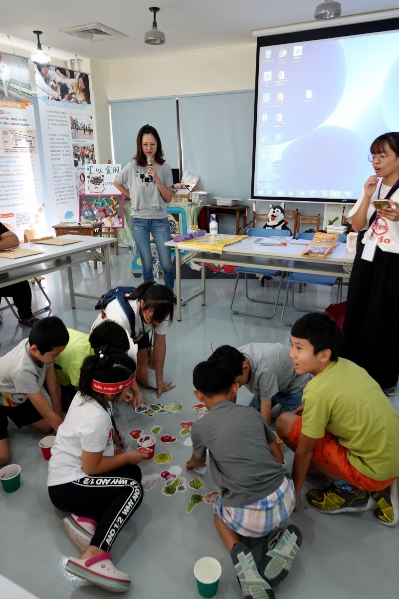 課程透過遊戲讓兒童了解何種食物狗不宜食用。高維奇／攝