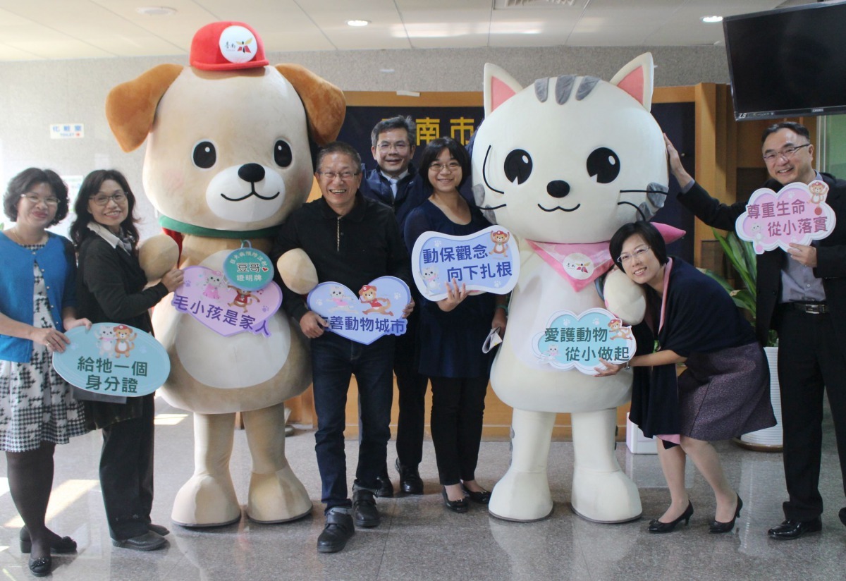 台南市動保處19日舉辦「豆哥」與「凱娣」前進校園記者會。高維奇/攝