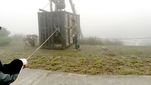 由臺北市立動物園獸醫師團隊、在地養牛專業耆老及獸籠吊掛運送團隊協助陽管處安全移置水牛。陽明山國家公園管理處提供
