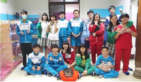 明志貓貓俱樂部的可愛貓貓志工們。明志貓貓俱樂部/提供