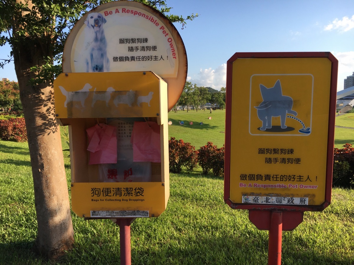 狗便放入清潔袋當垃圾處理.。林國維/提供.