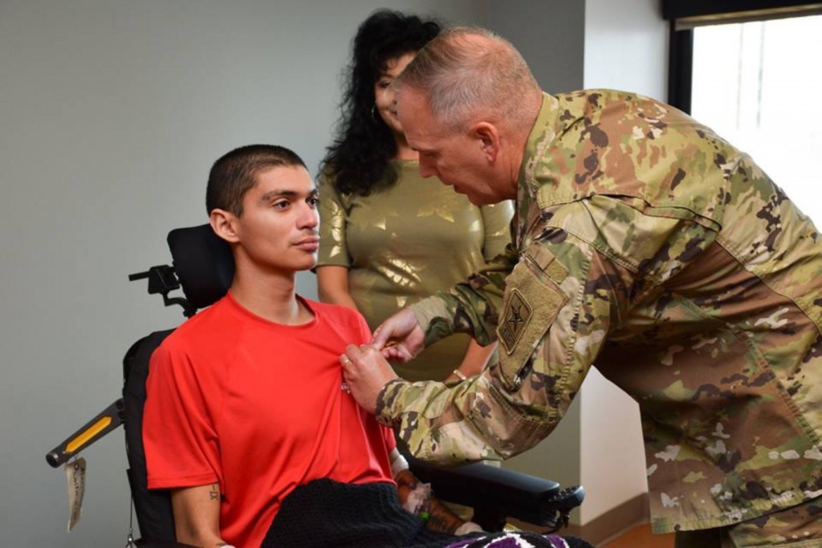 美國軍人Alec Alcoser上月在德州正式獲頒發「紫心勳章」。(Facebook:US Army Office of the Provost Marshal General)