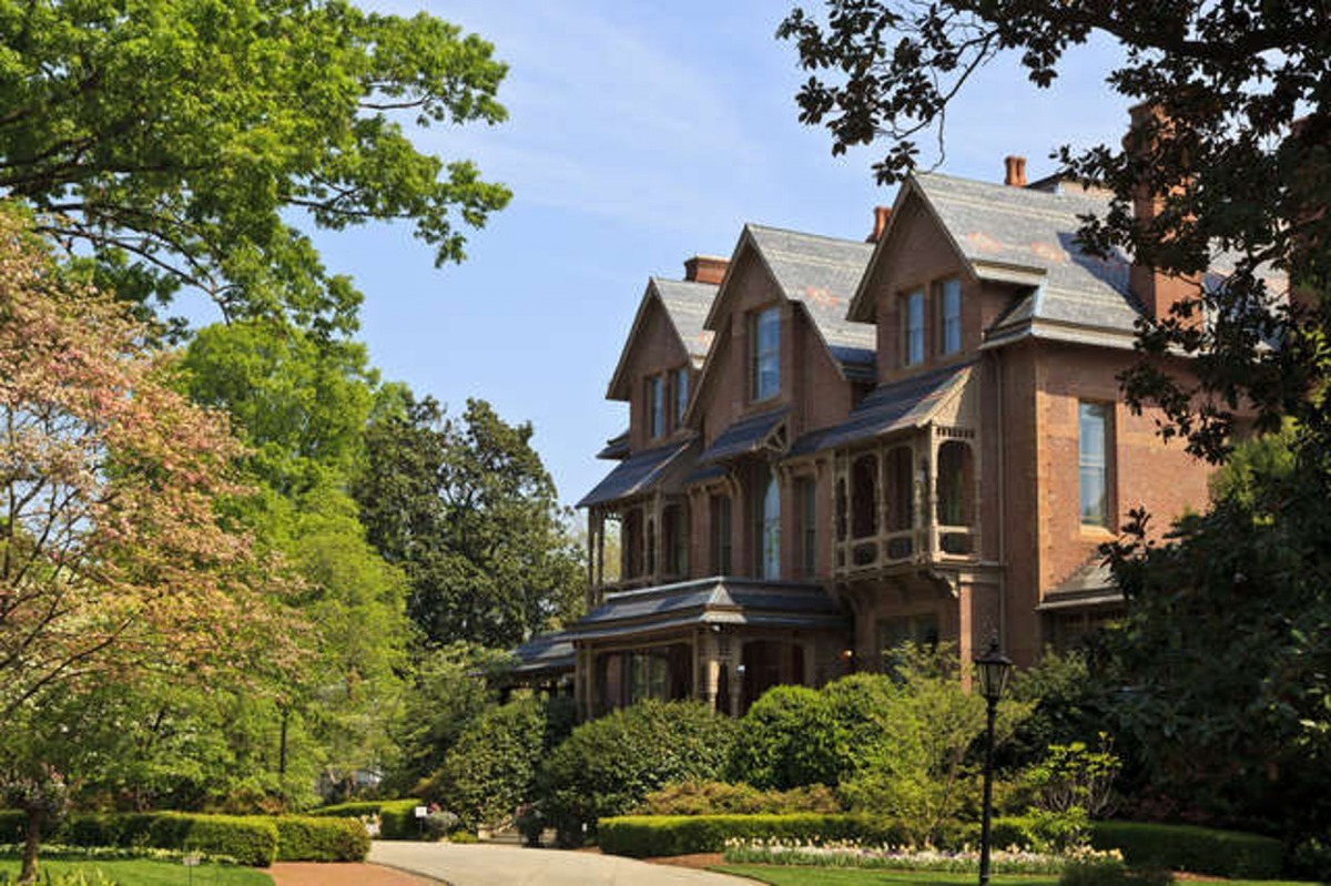 北卡羅萊納州州長Roy Cooper的官邸來了一隻自來貓咪,幸好州長充滿愛心,樂意把貓咪收養。(網上圖片)