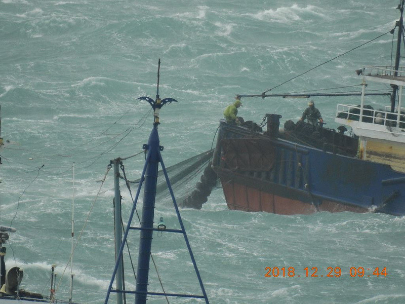 中國漁船越界在南方四島使用拖網,蕭再泉疾呼海巡儘速驅離。蕭再泉攝。