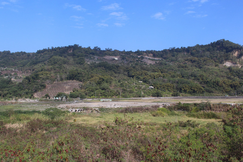 原本是完整的石虎擴散通道,卻以水環境建設經費砸8800切割。攝影:廖靜蕙