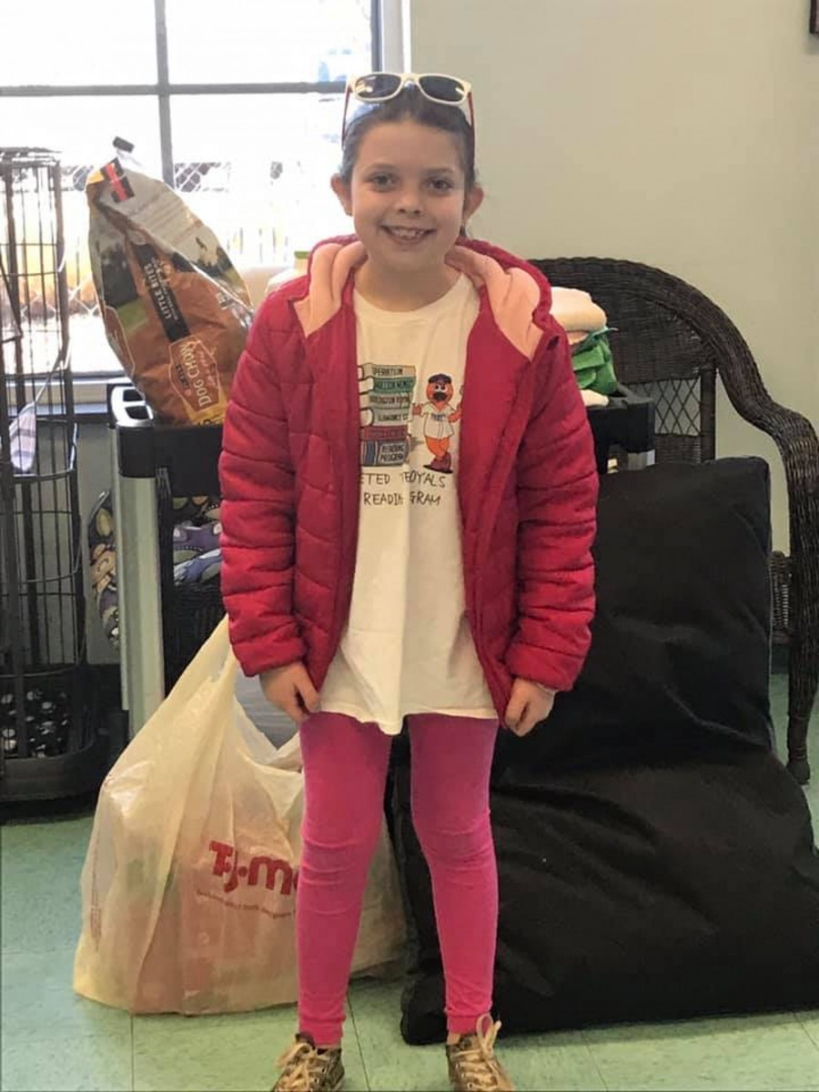 一位名為Alex 的8歲小女孩於本月初手提著一個大袋子到收容所，並向職員表示今年的生日願望是將禮物捐給收容所裡所有的毛孩。（FB@Burlington Animal Services）