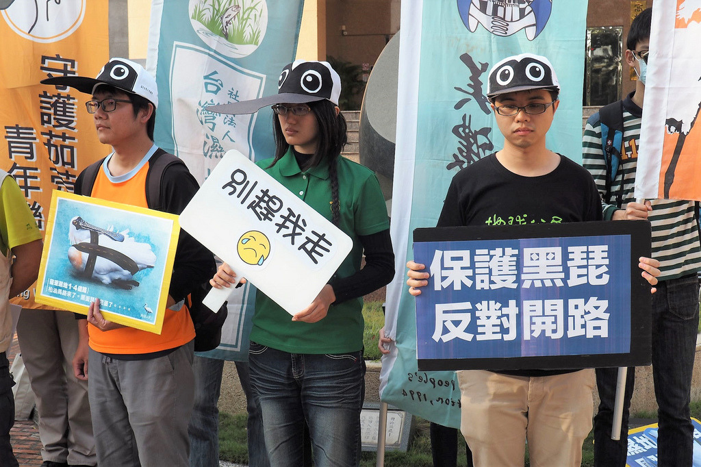 環團呼籲重視濕地價值，劃設茄萣國際級濕地，保護黑面琵鷺重要棲息地。攝影：李育琴。