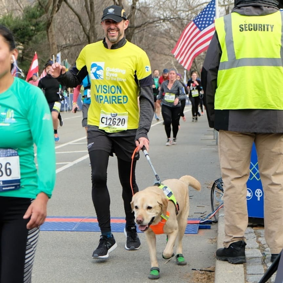 導盲犬也穿上鞋子,助視障人士完成半馬賽事。(instagram@nyrr)