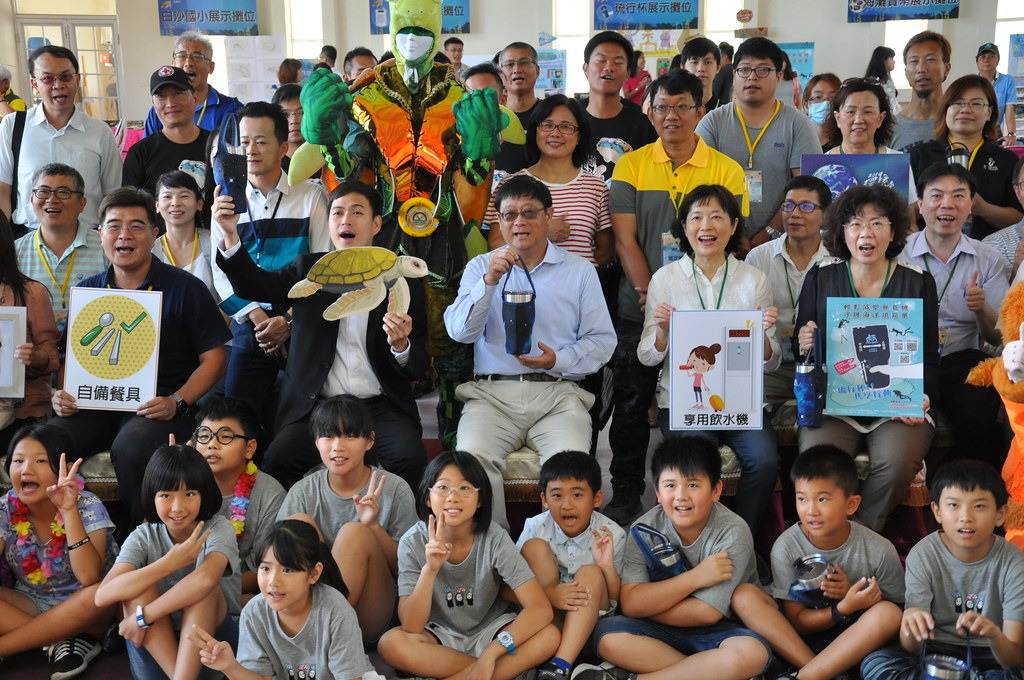 環保署在琉球鄉白沙國小舉行「不塑低碳輕旅行」,署長張子敬、琉球鄉長陳國在攜手推動友善環境的旅遊方式。孫文臨攝。