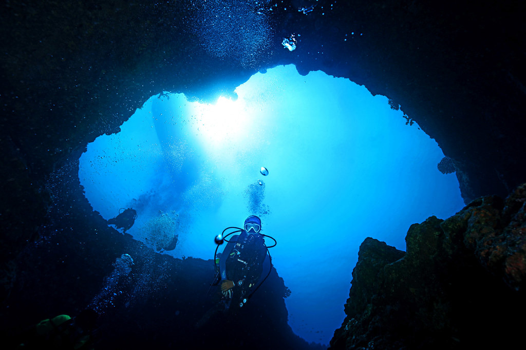 從藍洞底部往上看，潛水員與船底清晰可見。照片提供：鄭明修。