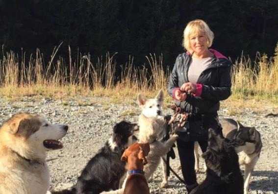 遛狗師，安妮波依塔（Annette Poitras）在加拿大卑詩省登山時，因失足不慎滑了一跤而昏迷，她與她的三隻毛孩，在山裡困了整整三天。來源: CBC News