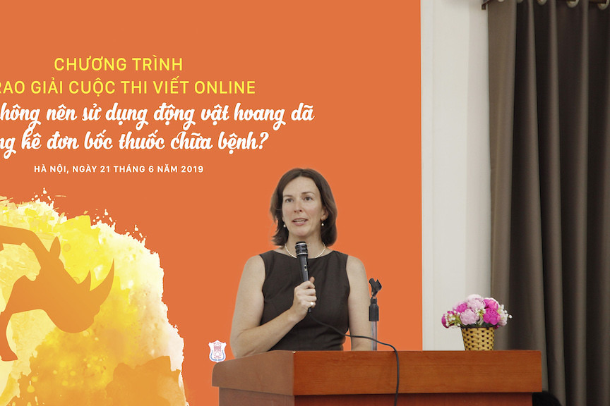 駐越南TRAFFIC人員Sarah Ferguson，在頒獎典禮致詞。畫面截取越南媒體