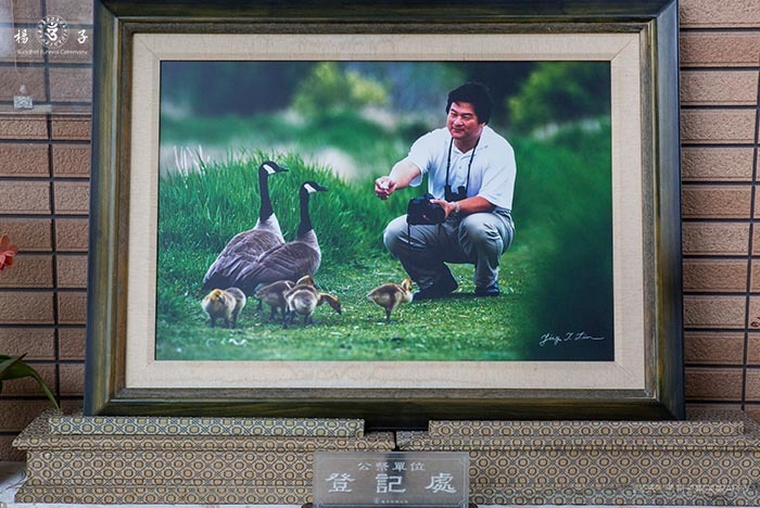 友人側拍林英典與鳥兒一家溫馨對話的一幕，畫面超有愛，林夫人因此決定將這幅相片放在禮廳外的公奠簽到處。楊子佛教禮儀/提供