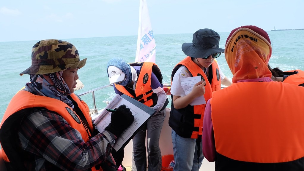 海上MMO海上培訓課程，觀察、紀錄、通報都是MMO工作的一環。攝影：陳文姿