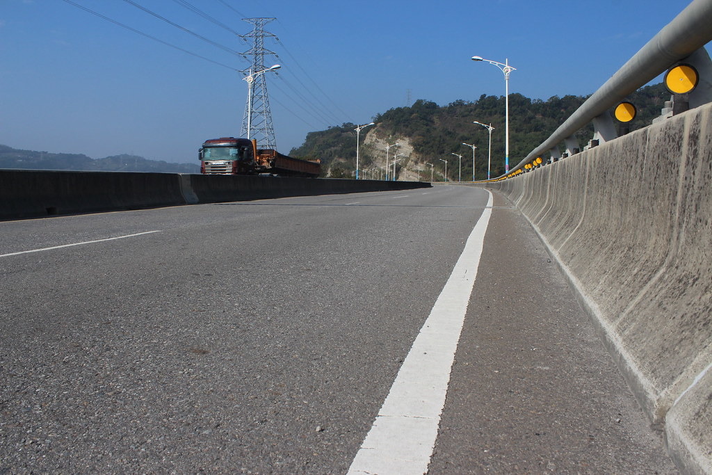 護欄和來往頻繁的車輛,可能使得正在擴張領域的石虎無所遁逃。攝影:廖靜蕙。