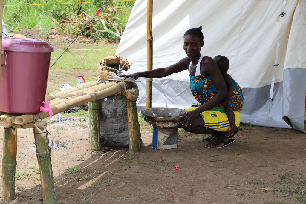獅子山共和國境內努力對抗伊波拉病毒蔓延的村民。照片來源:EU/ECHO/Isabel Coello(CC BY-NC-ND 2.0)