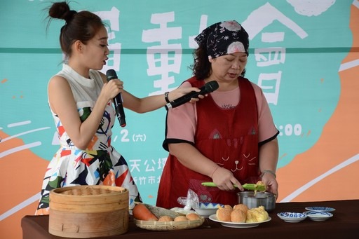 元培寵物保健學程特聘周映雰老師示範寵物鮮食烹飪。元培醫事科技大學/提供