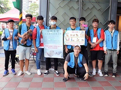 龍華科大藍鵲志工服務隊舉辦「毛起來愛,流浪動物認養活動」,守護毛小孩找到溫暖的家。龍華科技大學/提供