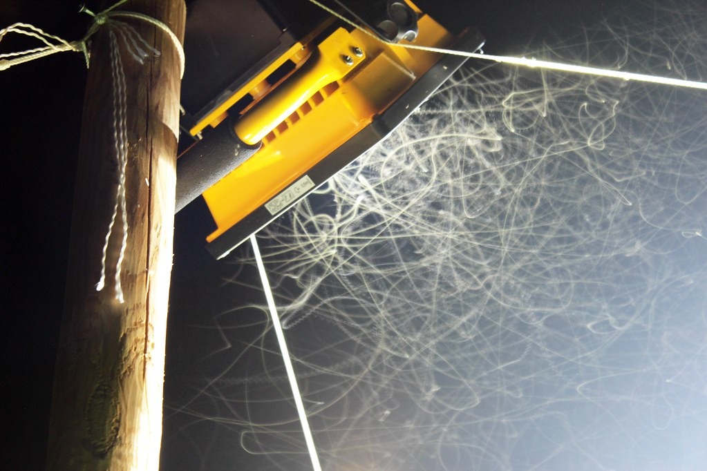 夜間人工光源是昆蟲死亡的推手。圖為研究光害對昆蟲影響的實驗設施。來源：Deborah Carannante（CC-BY-NC-ND 2.0）