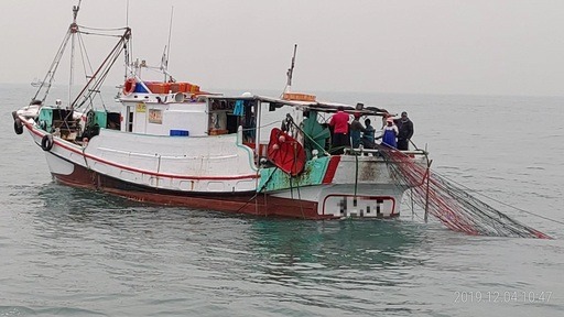 違規漁船跨區作業，海巡隊取締函送。海巡署艦隊分署/提供