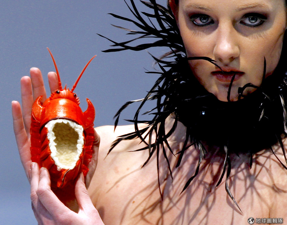 2009年的香港時裝周上，一名模特兒展示了龍蝦造型的童鞋。 路透社