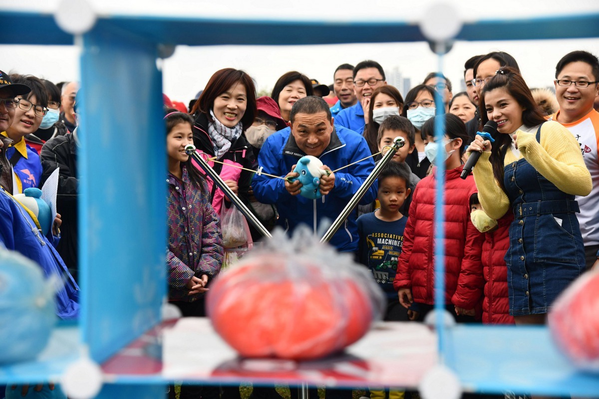 新北市長侯友宜現場體驗擊打憤怒鳥、地景套圈圈遊戲，各項遊戲都成功通關。新北市政府/提供