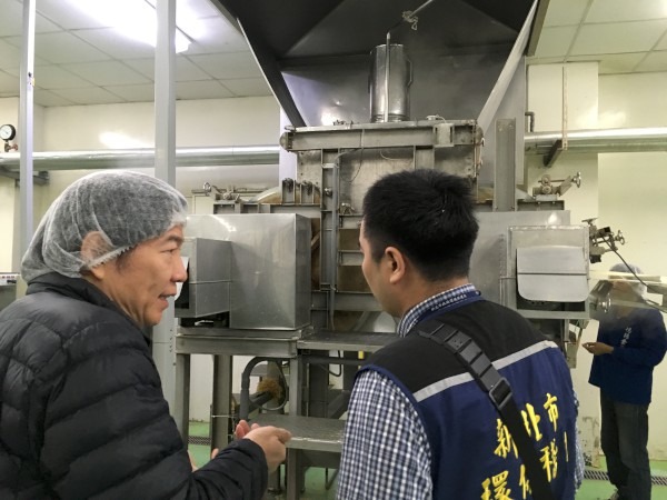 環保局稽查員進入工廠確認生產製程及廢水排放情形。新北市環保局/提供