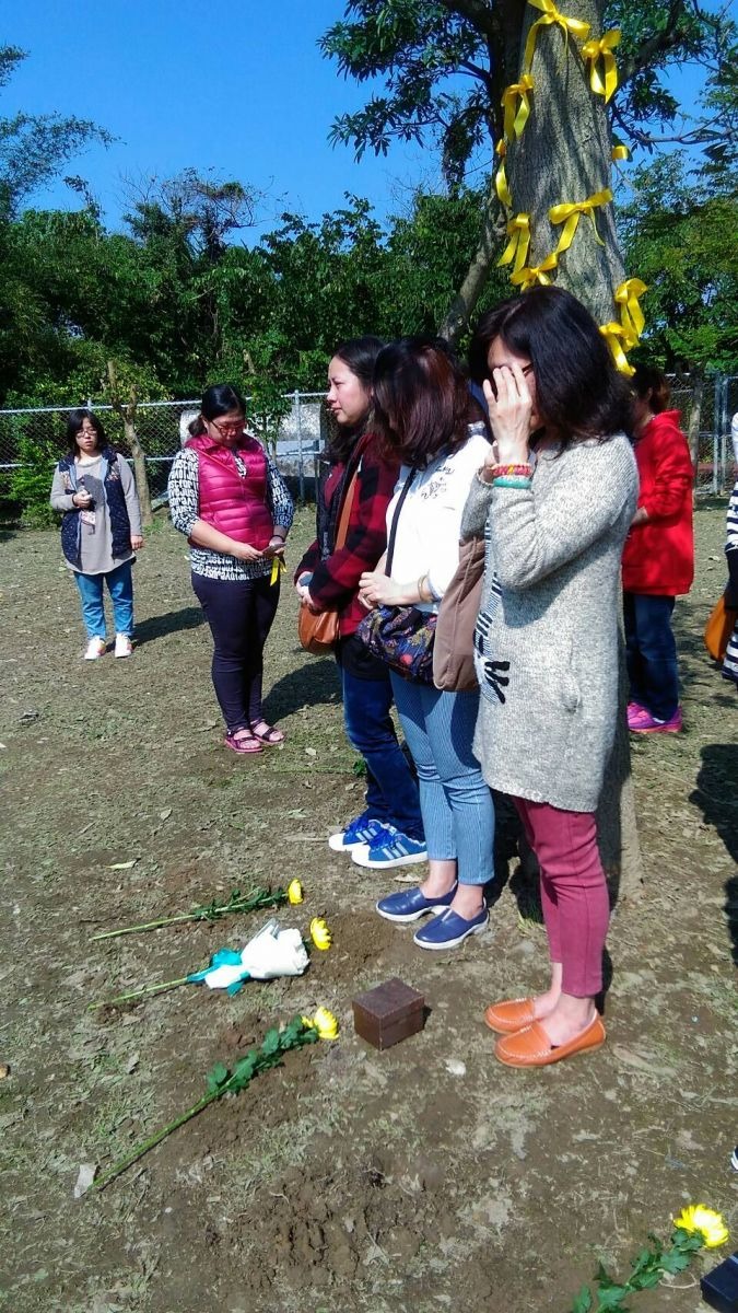 面對有如家人般的寵物離世，飼主往往在短時間內很難接受、放下。台灣動物新聞網資料照片 新北市動保處/提供