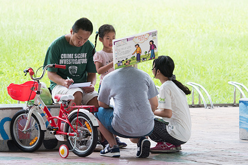 參與孩童手拿牌子，向現場民眾及兒童宣導如何正確與浪犬互動。TAEA台灣動物平權促進會/提供