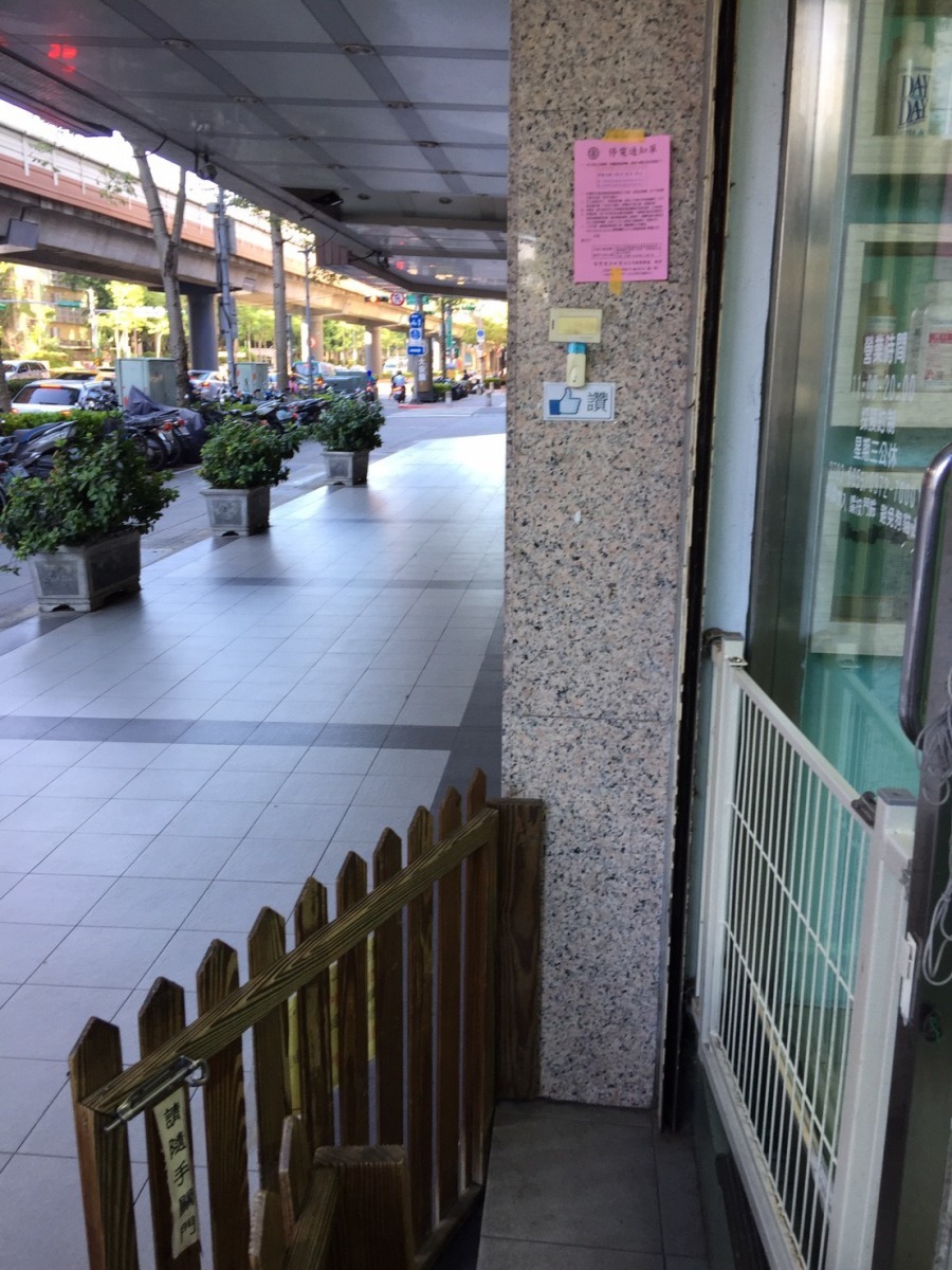 寵物美容院門口的三道防護,被張婦一次全打開。 林逸萍/提供