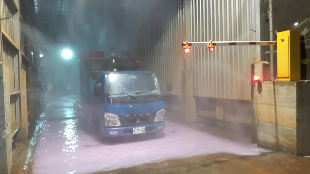 出入家禽交易場所的運輸車輛都必須經過徹底消毒，避免不同禽場病毒交叉傳染。農委會/提供