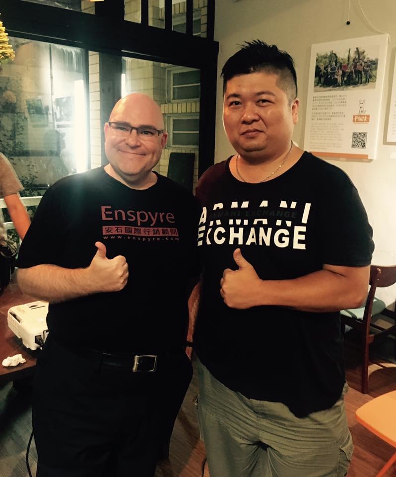 畫家林北(右)與台灣巴克動物懷善救援協會Elias Ek 尹克勤 理事長。林北/提供