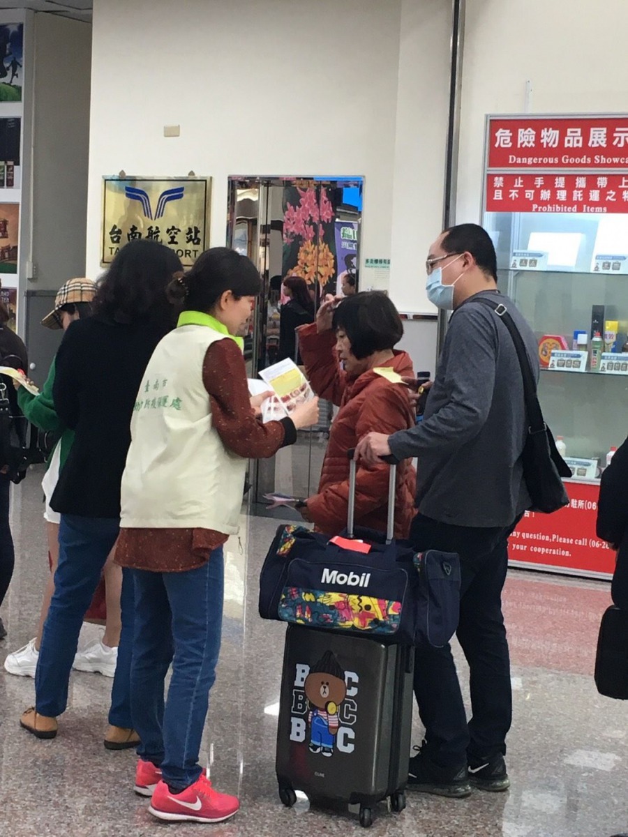 台南市動保處派員於台南機場宣導不要自疫區攜帶肉類產品入境。圖／台南市動保處提供