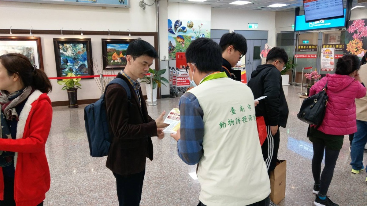 動保處再次呼籲國人至疫區返國，不要攜帶肉類產品。圖／台南市動保處提供