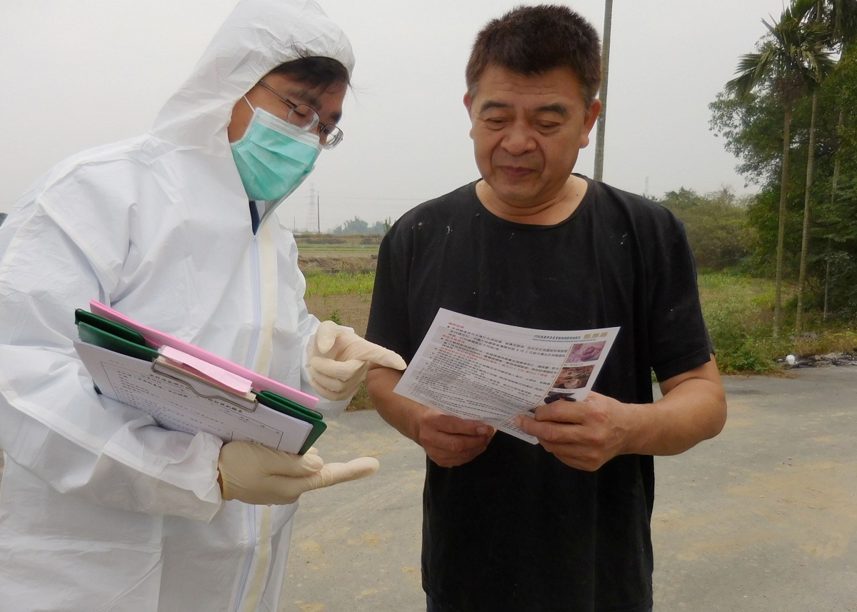 動保處對轄內643場養豬場逐戶發放宣導單宣導，提高養豬戶警覺。圖／台南市動保處提供