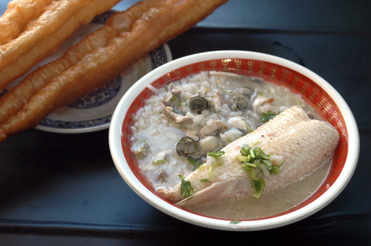 新鮮美味虱目魚粥是遊客到台南必嚐的小吃。高維奇/攝