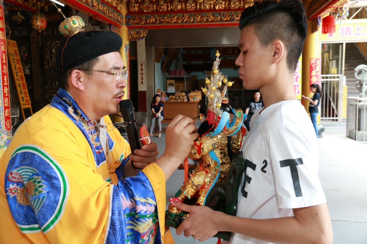 台南市玉皇宮主持開光點眼儀式的吳政憲道長，以硃砂替代雞血。高維奇／攝