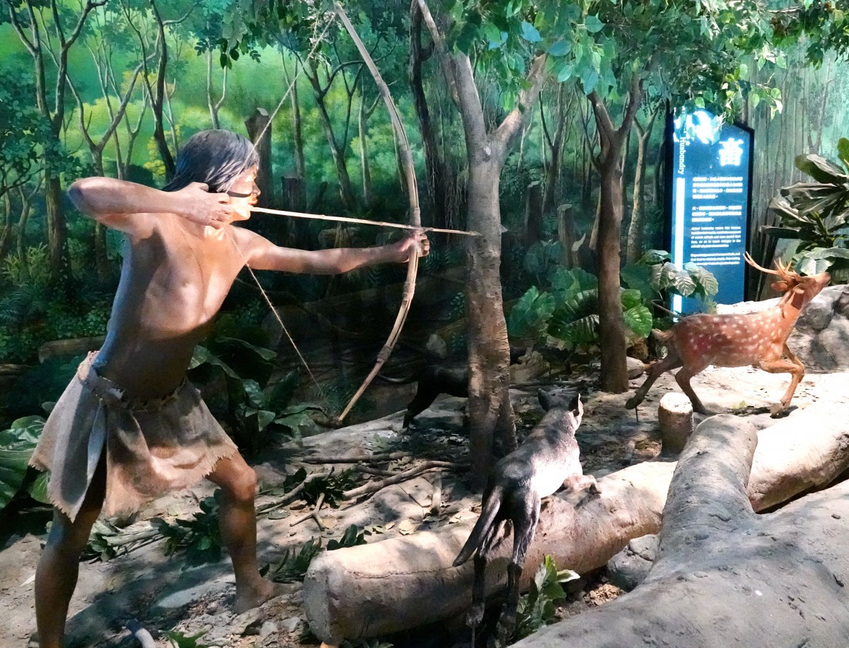 南科考古館模型展示的史前生活場景，狗協助主人狩獵。高維奇／攝