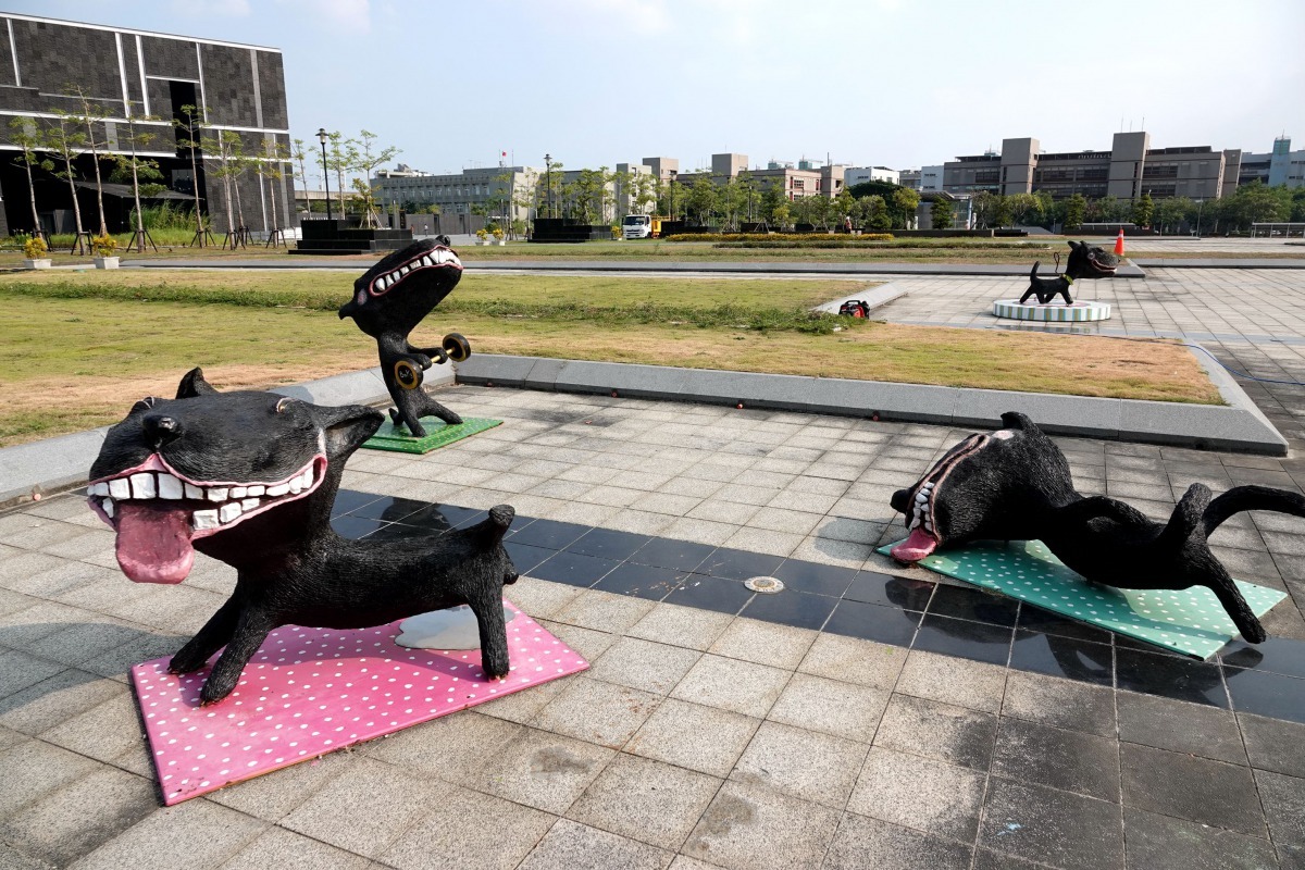 陳列在南科管理局廣場的台灣第一狗小黑雕塑。高維奇/攝