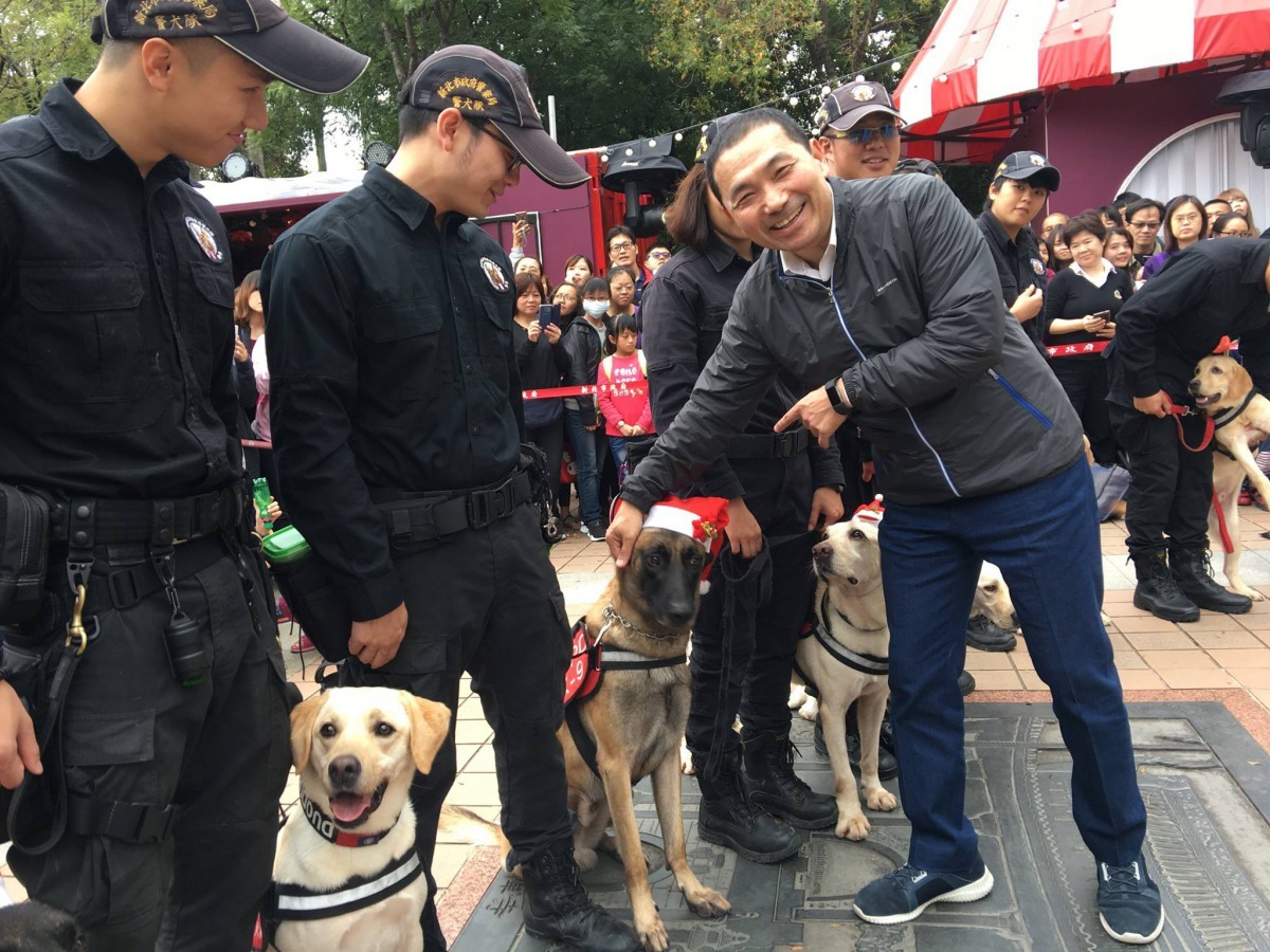 新北市副市長侯友宜出席「警犬x導盲犬見面會暨桌曆義賣」活動，與可愛狗狗們一同現身。新北市警犬隊/提供