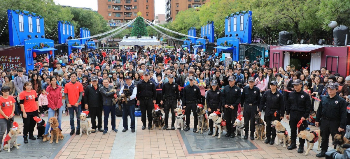 新北市警犬隊、導盲犬聯合出動推桌曆義賣，魅力無法擋1千本3小時完售。新北市警犬隊/提供