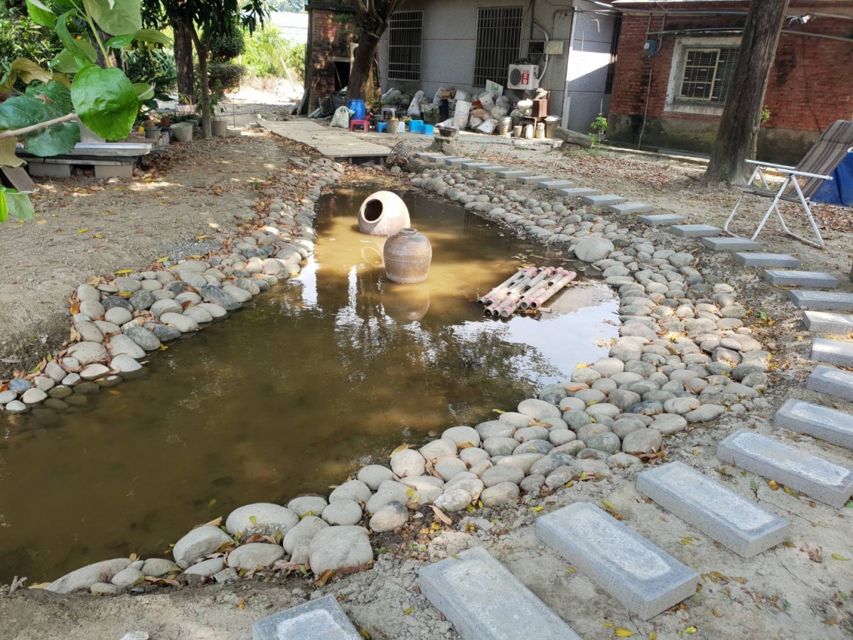 淨化過程中的過濾池_利用植栽與天然資材設置兼具美觀效益。圖／台南市府都發局提供