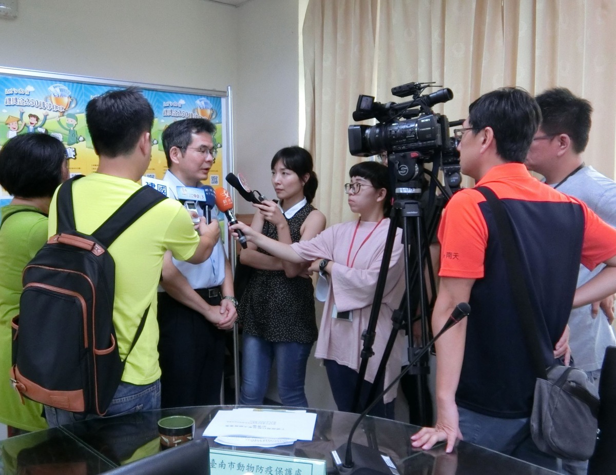 台南市動保處長吳名彬籲請各里踴躍報名參加全國家犬絕育競賽。高維奇/攝