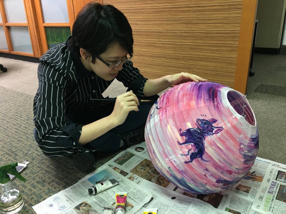 行者藝術設計浪浪彩繪燈為流浪動物發聲。台北市觀傳局/提供