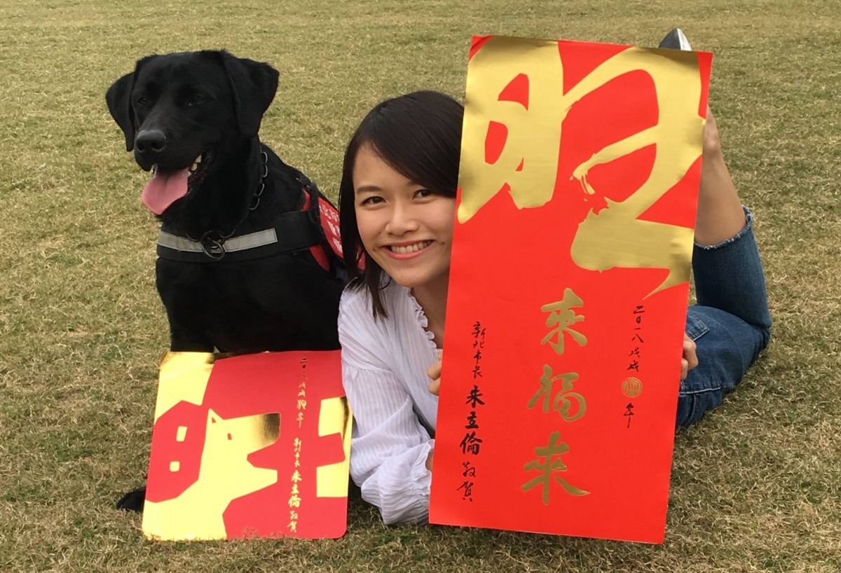 新北市警犬隊萌警犬和新北市正妹公務員共同拍攝賀年宣傳。新北市警犬隊/提供