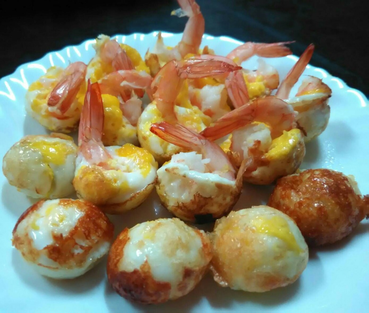 這道加上蝦子的烤鳥蛋被網友戲稱為蝦扯蛋。 圖/呂佩真提供