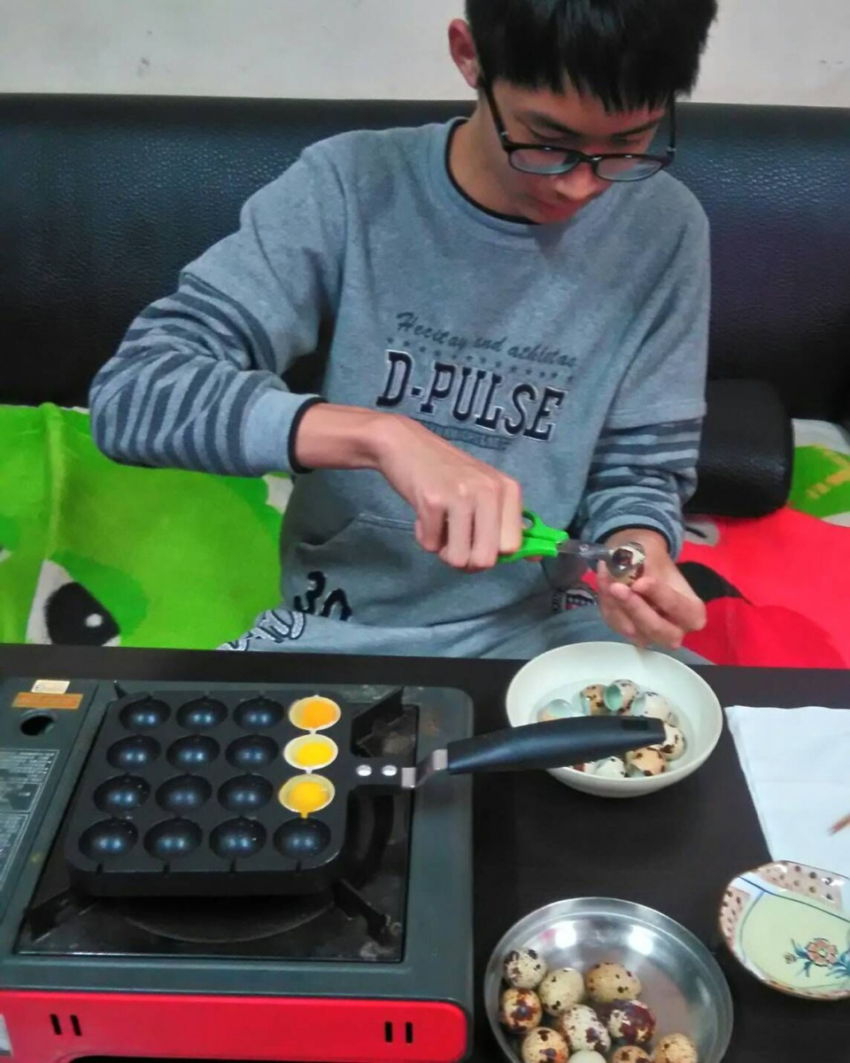 烤鳥蛋的過程有趣,呂佩真的兒子也喜歡上了。圖/呂佩真提供