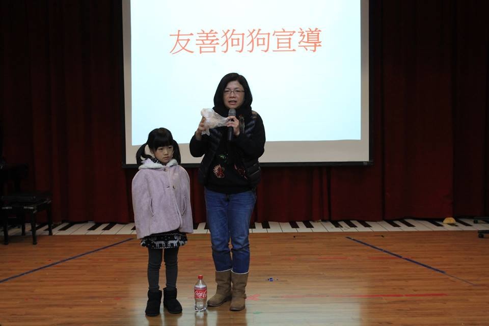 開學的第一天為學生進行「防制校園霸凌」講座，從拒絕霸凌動物的環境教育談起。溪山國小/提供