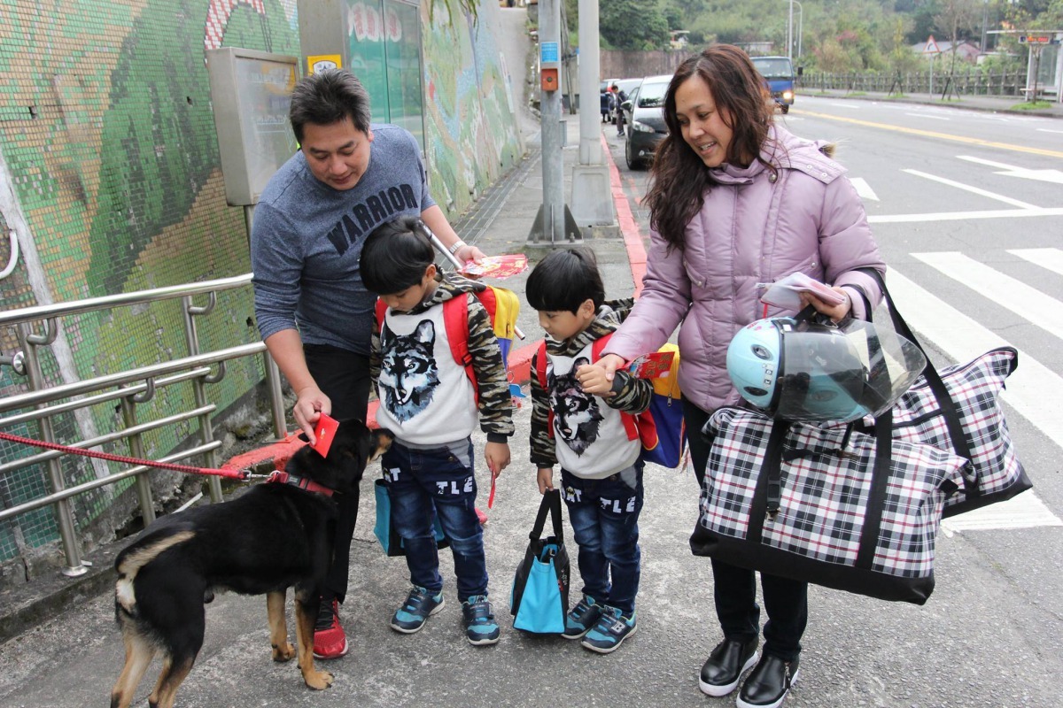 溪山國小校犬free在開學日一早就在校門口迎接學生及家長的到來。溪山國小/提供