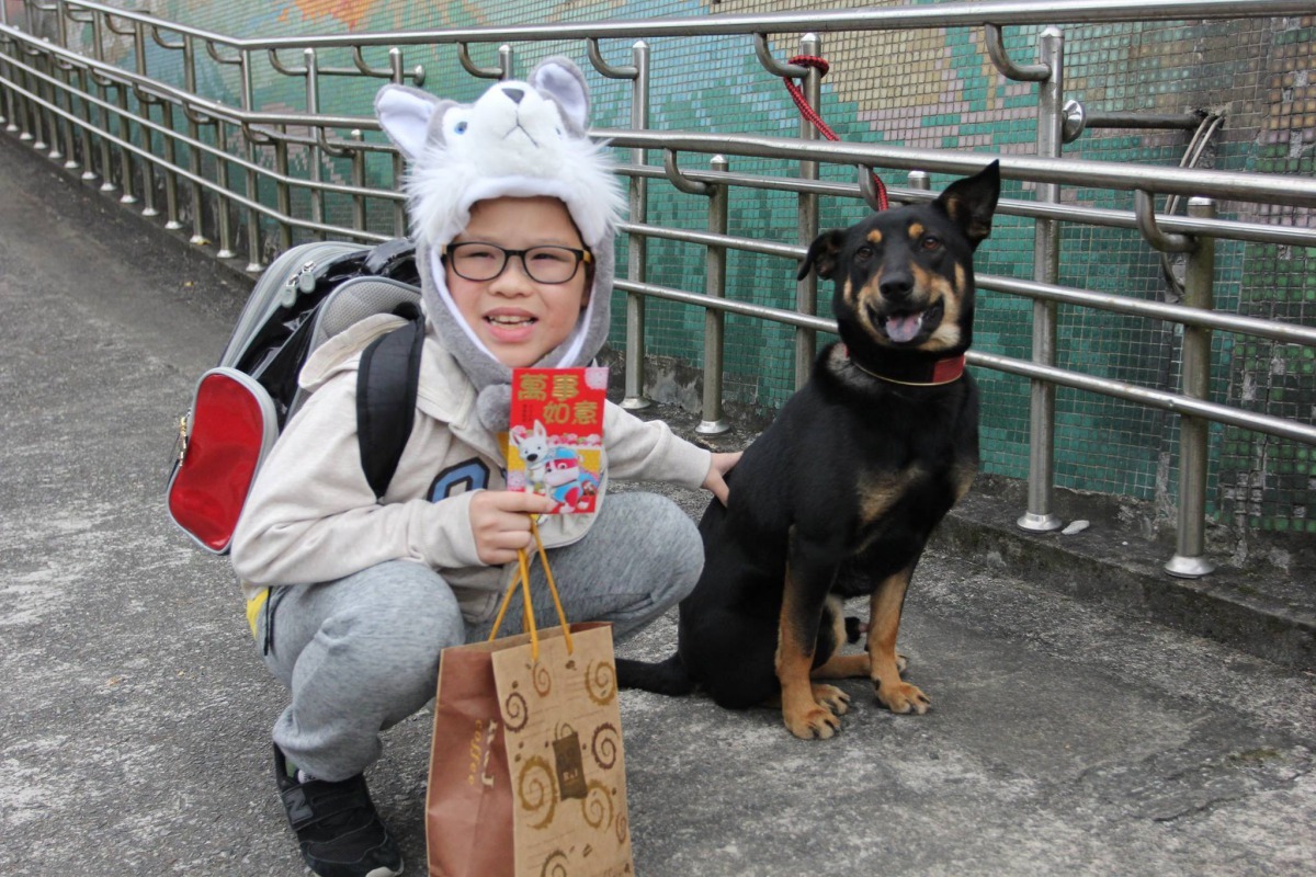 學生在開學日以「狗」為主題裝扮，可獲紅包摸彩券。溪山國小/提供